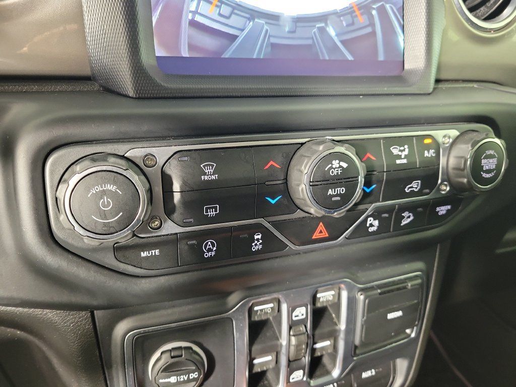 Used 2018 Jeep Wrangler Unlimited Sahara AWD/4WD image 24