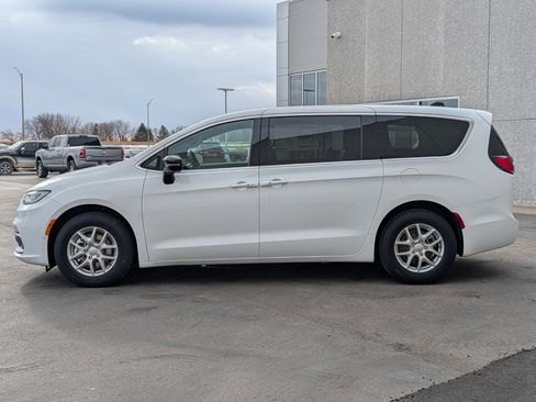 New 2026 Chrysler Pacifica Select image 3