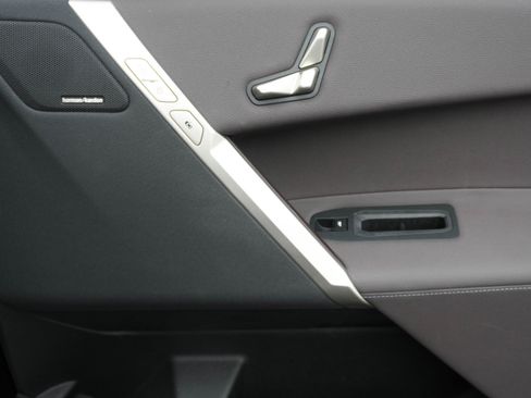 Used 2023 BMW iX xDrive50 w/ Sport Package image 29