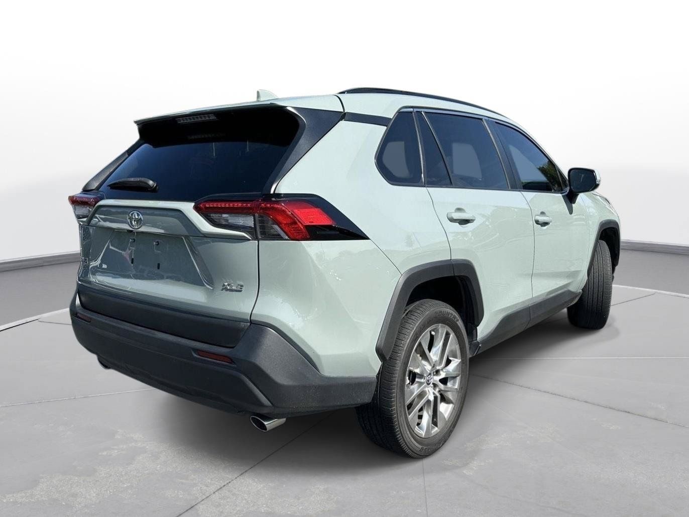 Used 2021 Toyota RAV4 XLE Premium FWD image 6