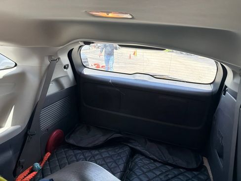 Used 2023 Toyota Sienna XLE FWD image 7