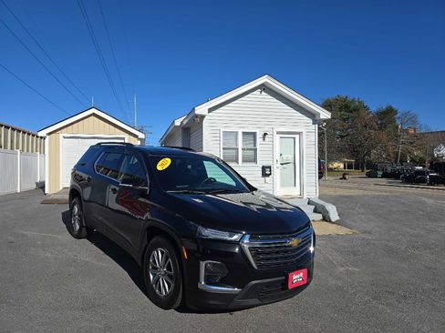 Used 2023 Chevrolet Traverse LT image 2