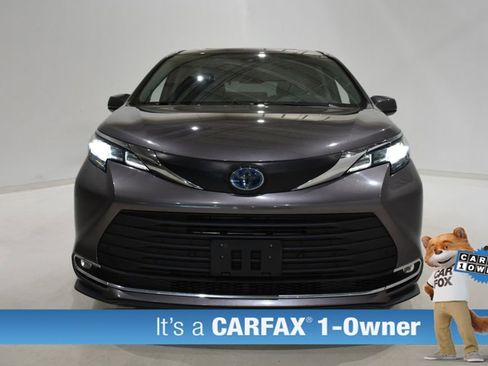 Used 2022 Toyota Sienna XLE w/ XLE Plus Package FWD image 3