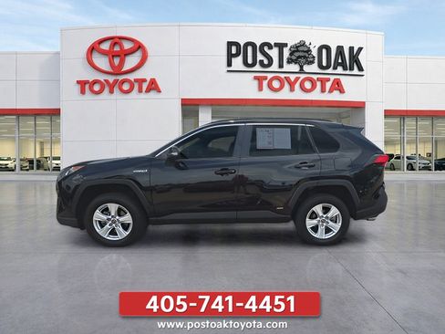 Used 2021 Toyota RAV4 LE AWD/4WD image 2