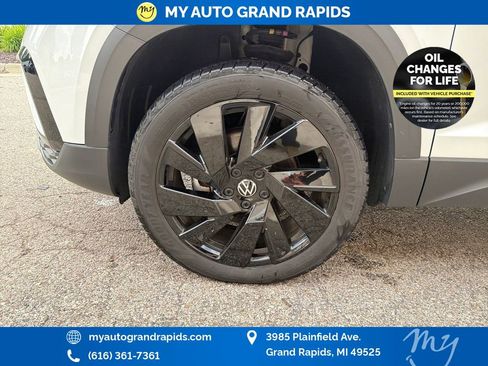 Used 2024 Volkswagen Taos SE w/ Panoramic Sunroof Package AWD/4WD image 30