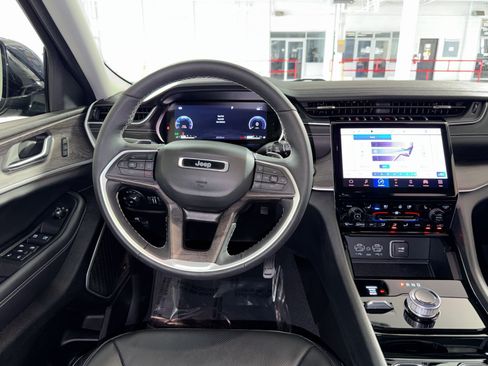 Used 2023 Jeep Grand Cherokee L Limited w/ Luxury Tech Group II AWD/4WD image 16