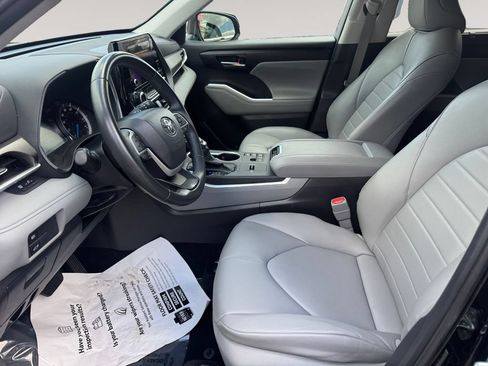 Used 2024 Toyota Highlander XLE AWD/4WD image 9