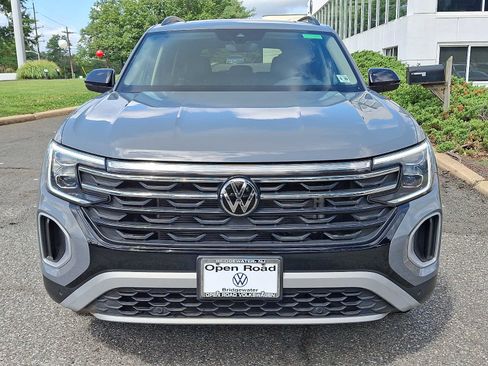 Used 2025 Volkswagen Atlas Peak Edition SE AWD/4WD image 2