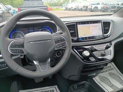 Used 2027 Chrysler Pacifica Select AWD/4WD image 10
