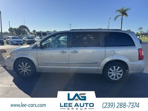 Used 2014 Chrysler Town & Country Touring w/ Driver Convenience Group FWD image 3