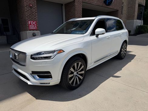 Used 2024 Volvo XC90 B5 Core AWD/4WD image 3