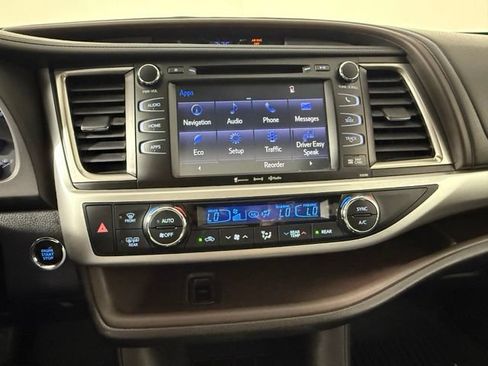 Used 2019 Toyota Highlander XLE FWD image 22