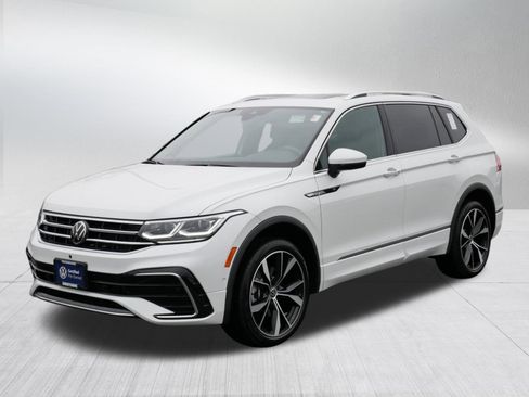 Used 2024 Volkswagen Tiguan SEL R-Line image 3
