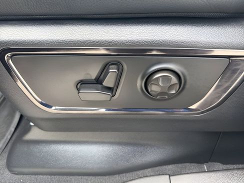 Used 2025 RAM 1500 Limited AWD/4WD image 10