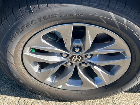 Used 2025 Toyota Sienna XLE FWD image 17