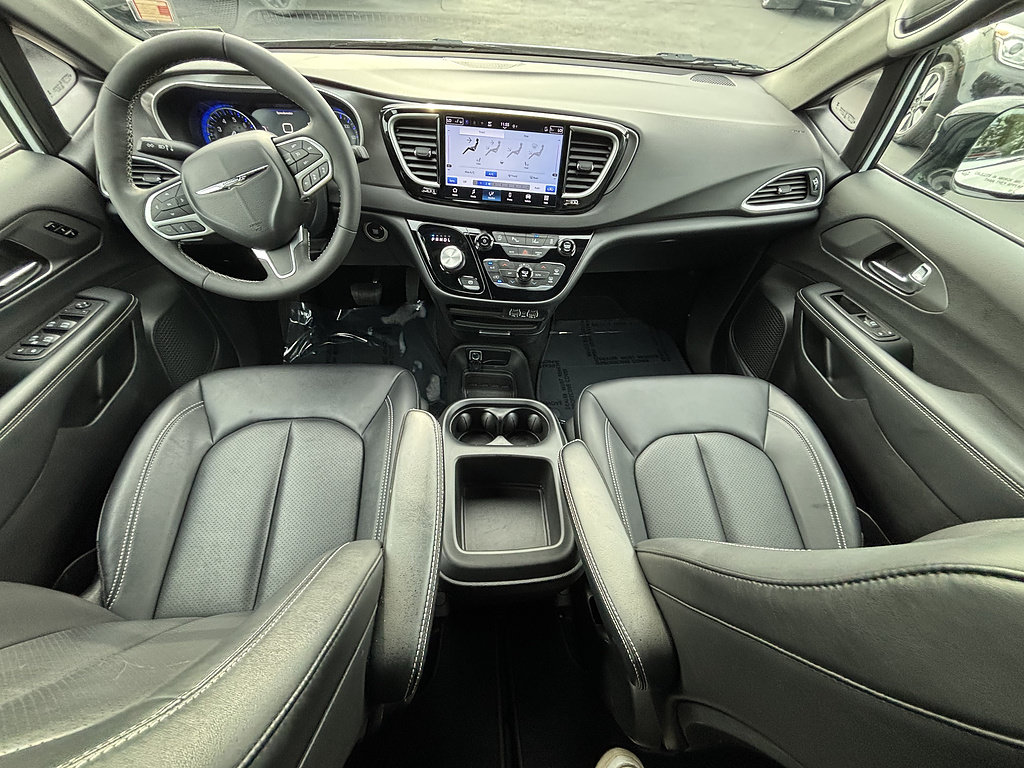 Used 2025 Chrysler Pacifica Select FWD image 17