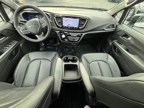 Used 2025 Chrysler Pacifica Select FWD image 17