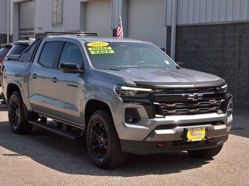Used 2025 Chevrolet Colorado Z71 w/ Midnight Edition AWD/4WD image 2