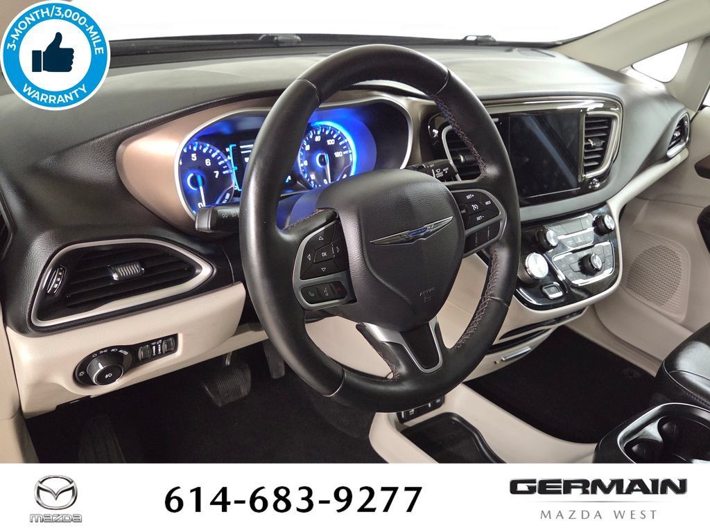 Used 2017 Chrysler Pacifica Touring-L FWD image 19