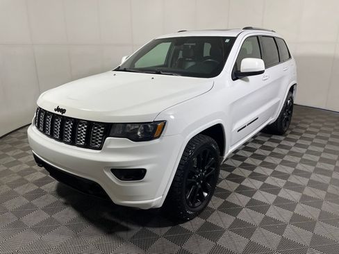 Used 2018 Jeep Grand Cherokee Laredo AWD/4WD image 4