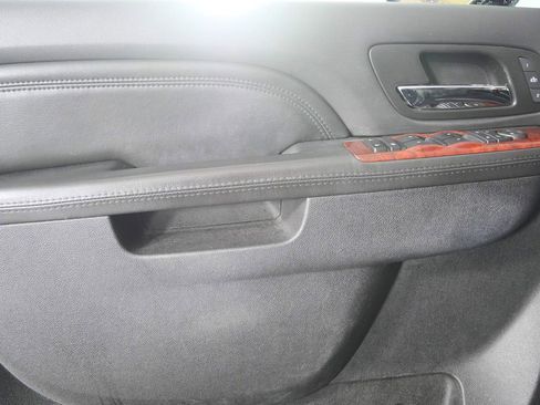 Used 2010 Cadillac Escalade AWD image 8