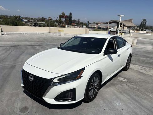Used 2025 Nissan Altima 2.5 SV FWD image 4