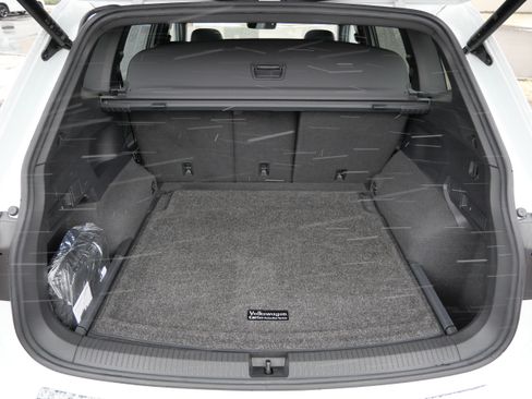 Certified 2022 Volkswagen Tiguan SEL R-Line AWD/4WD image 18
