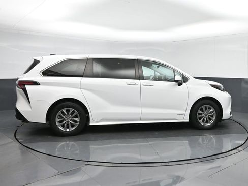 Used 2021 Toyota Sienna LE image 8