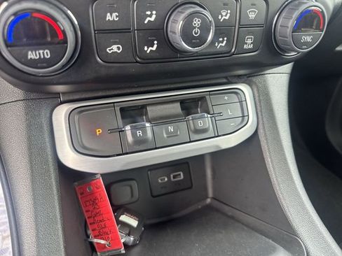 Used 2023 GMC Acadia SLE w/ Driver Convenience Package FWD image 15