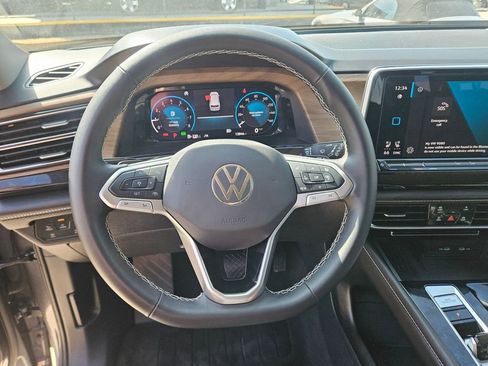 Used 2025 Volkswagen Atlas SE image 18
