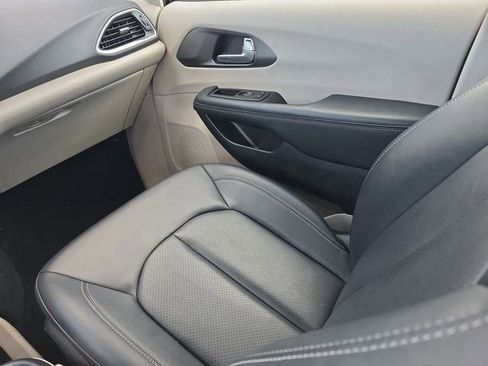 Certified 2024 Chrysler Pacifica Touring-L image 21