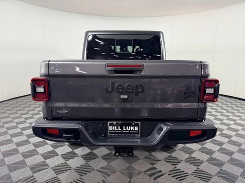 Used 2025 Jeep Gladiator Sport AWD/4WD image 9
