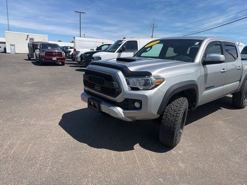 Used 2019 Toyota Tacoma TRD Sport w/ Technology Package AWD/4WD image 3