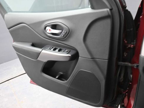 Used 2019 Jeep Cherokee Limited image 11