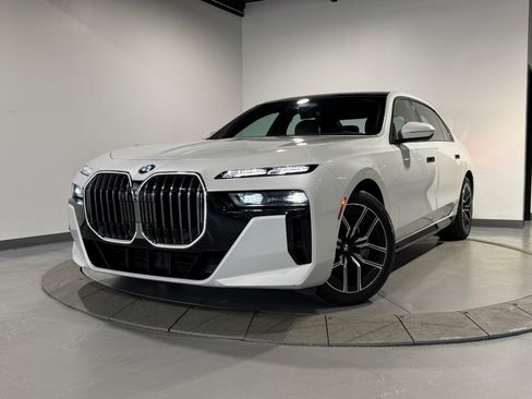Used 2023 BMW 760i xDrive w/ Executive Package AWD/4WD image 2