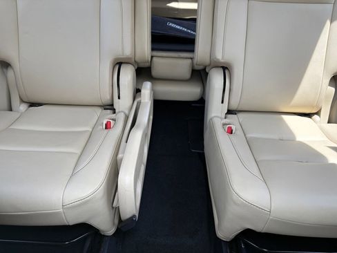Used 2019 Toyota Highlander XLE FWD image 2