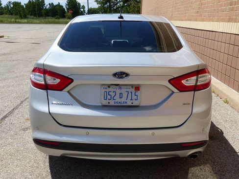 Used 2016 Ford Fusion SE FWD image 9