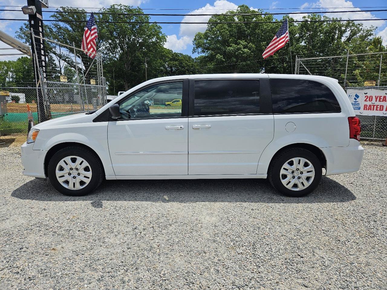 Used 2017 Dodge Grand Caravan SE FWD image 2