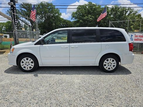 Used 2017 Dodge Grand Caravan SE FWD image 2