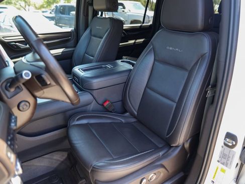 Used 2021 GMC Yukon XL Denali w/ Denali Premium Package AWD/4WD image 7