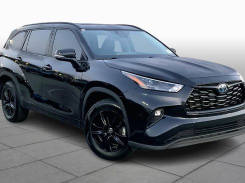 Used 2024 Toyota Highlander XLE image 3