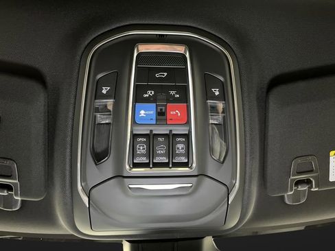 Used 2024 Jeep Grand Cherokee Limited w/ Black Appearance Package image 28