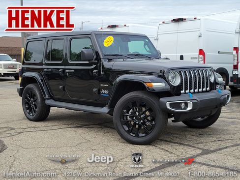 Used 2022 Jeep Wrangler Unlimited Sahara w/ Cold Weather Group AWD/4WD image 1