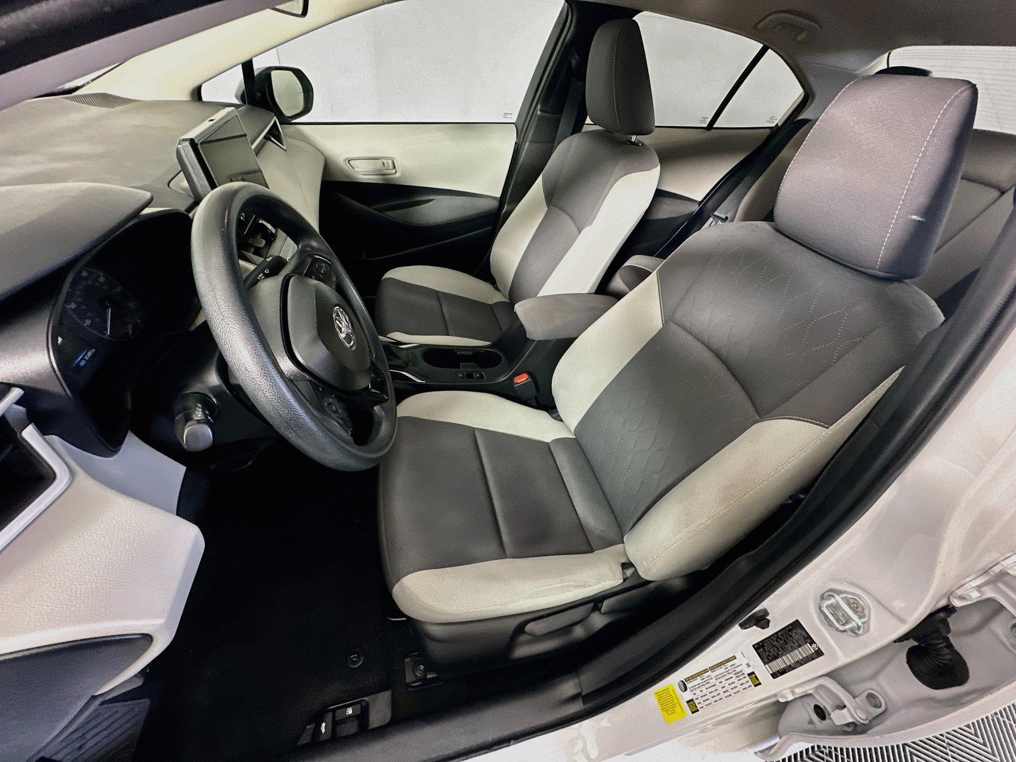 Used 2025 Toyota Corolla LE FWD image 13