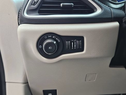 Used 2023 Chrysler Pacifica Touring-L FWD image 19