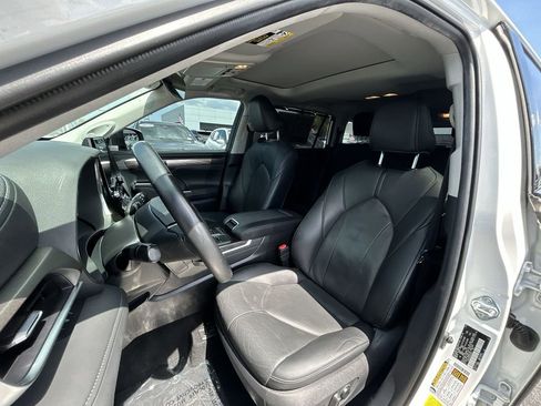 Used 2021 Toyota Highlander Limited FWD image 30