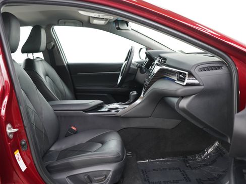 Used 2018 Toyota Camry XLE FWD image 11