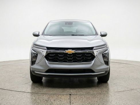 Used 2025 Chevrolet Trax LT w/ LT Convenience Package FWD image 2