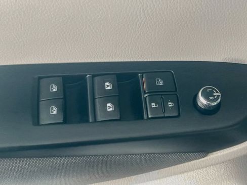 Used 2019 Toyota Highlander LE FWD image 12