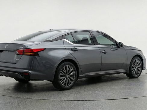 Used 2025 Nissan Altima 2.5 SV image 9